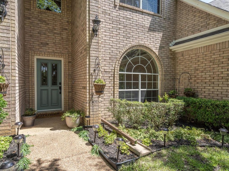 Photo 3 of 32 - 2524 Oak Brook Dr, Bedford, TX 76021
