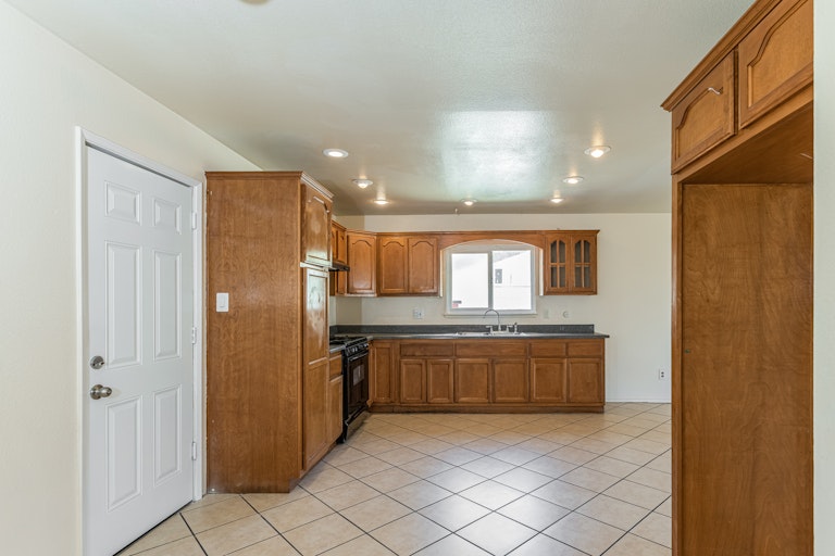 Photo 4 of 27 - 1221 Terrace Rd, Rialto, CA 92376