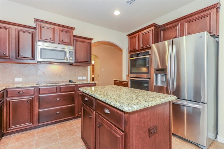 Photo 2 of 25 - 1629 Signature Dr, Weatherford, TX 76087
