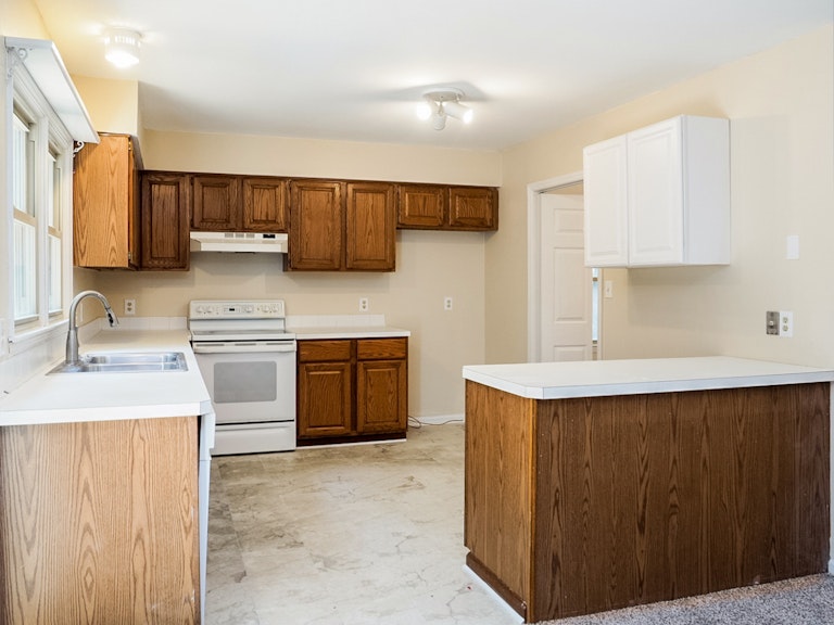 Photo 11 of 29 - 11 Lark Cir, Chapel Hill, NC 27517