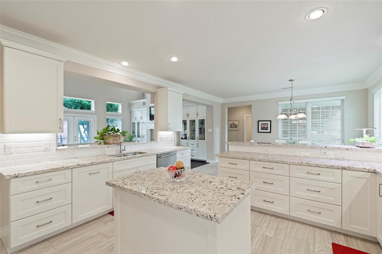 Photo 22 of 42 - 71 Champion Villa Dr, Houston, TX 77069