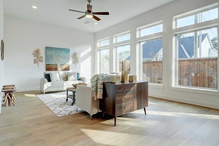 Photo 4 of 24 - 1729 Leilani Dr, Houston, TX 77055