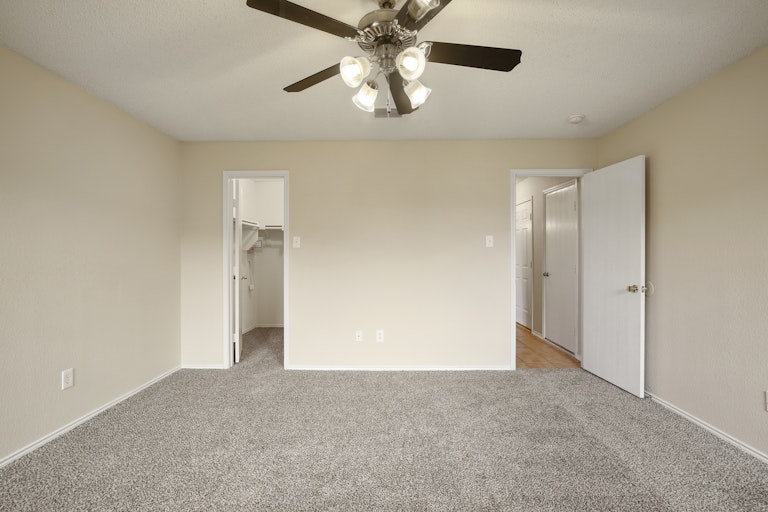 Photo 13 of 30 - 6904 Meadow Way Ln, Fort Worth, TX 76179