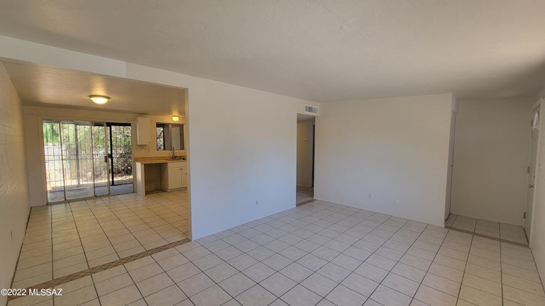 Photo 4 of 20 - 1463 W Roger Rd, Tucson, AZ 85705