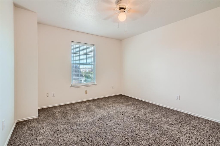 Photo 17 of 28 - 2903 Queen Victoria St, Pearland, TX 77581