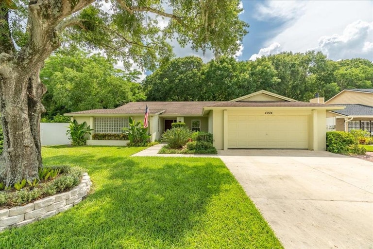 Photo 1 of 42 - 4904 Dewey Rose Ct, Tampa, FL 33624
