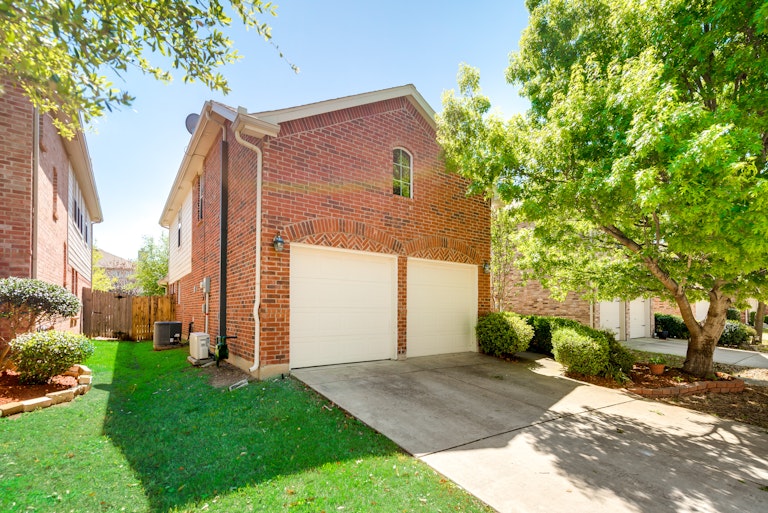 Photo 1 of 28 - 10141 Placid Dr, McKinney, TX 75072