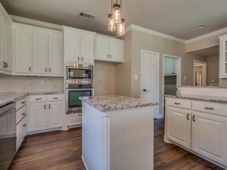 Photo 14 of 32 - 2524 Oak Brook Dr, Bedford, TX 76021