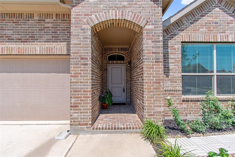 Photo 2 of 40 - 5828 Stream Dr, Fort Worth, TX 76137