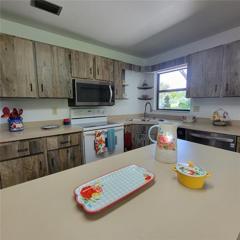 Photo 14 of 35 - 1449 Irma Rd, Eustis, FL 32726