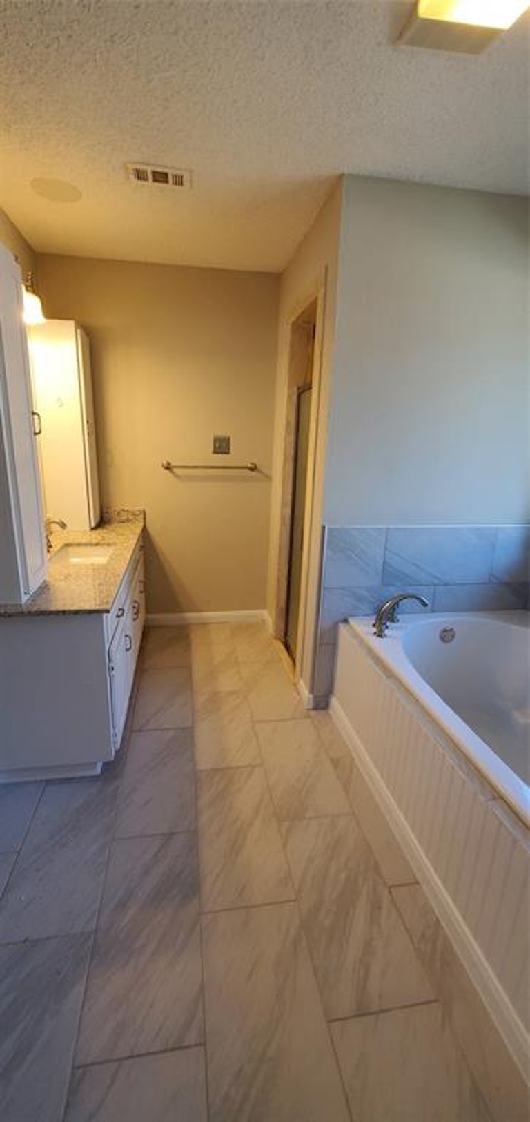 Photo 10 of 18 - 3822 Rochelle Dr, Arlington, TX 76016