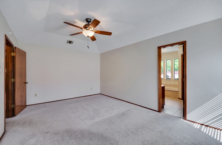 Photo 16 of 27 - 420 Evergreen Dr, Hurst, TX 76054