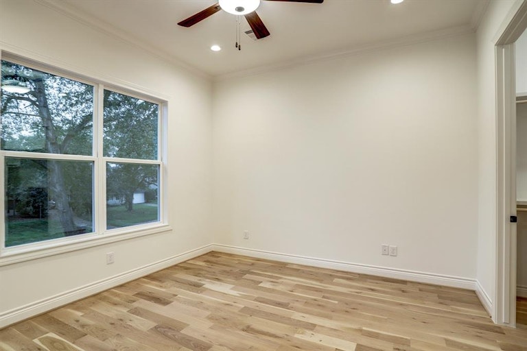Photo 30 of 32 - 915 Lamonte Ln, Houston, TX 77018
