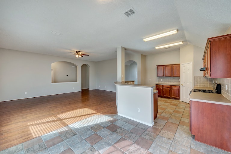 Photo 10 of 24 - 2116 Sandstone Ct, Mansfield, TX 76063