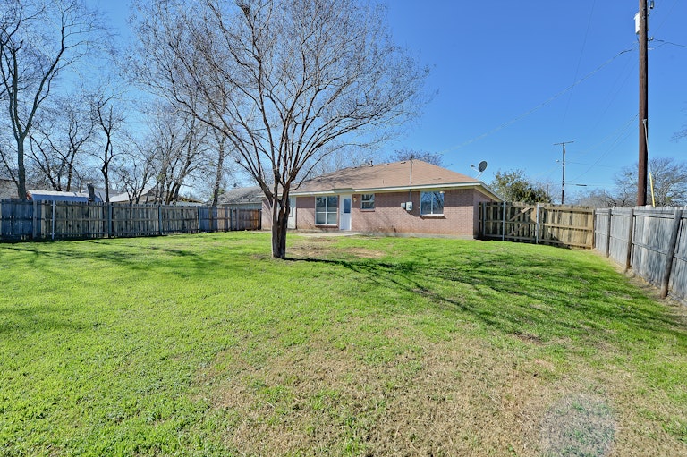 Photo 19 of 21 - 201 S 3rd Ave, Mansfield, TX 76063