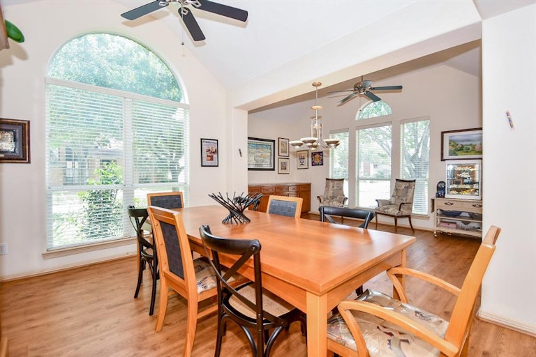 Photo 8 of 34 - 7702 Flax Dr, Houston, TX 77071