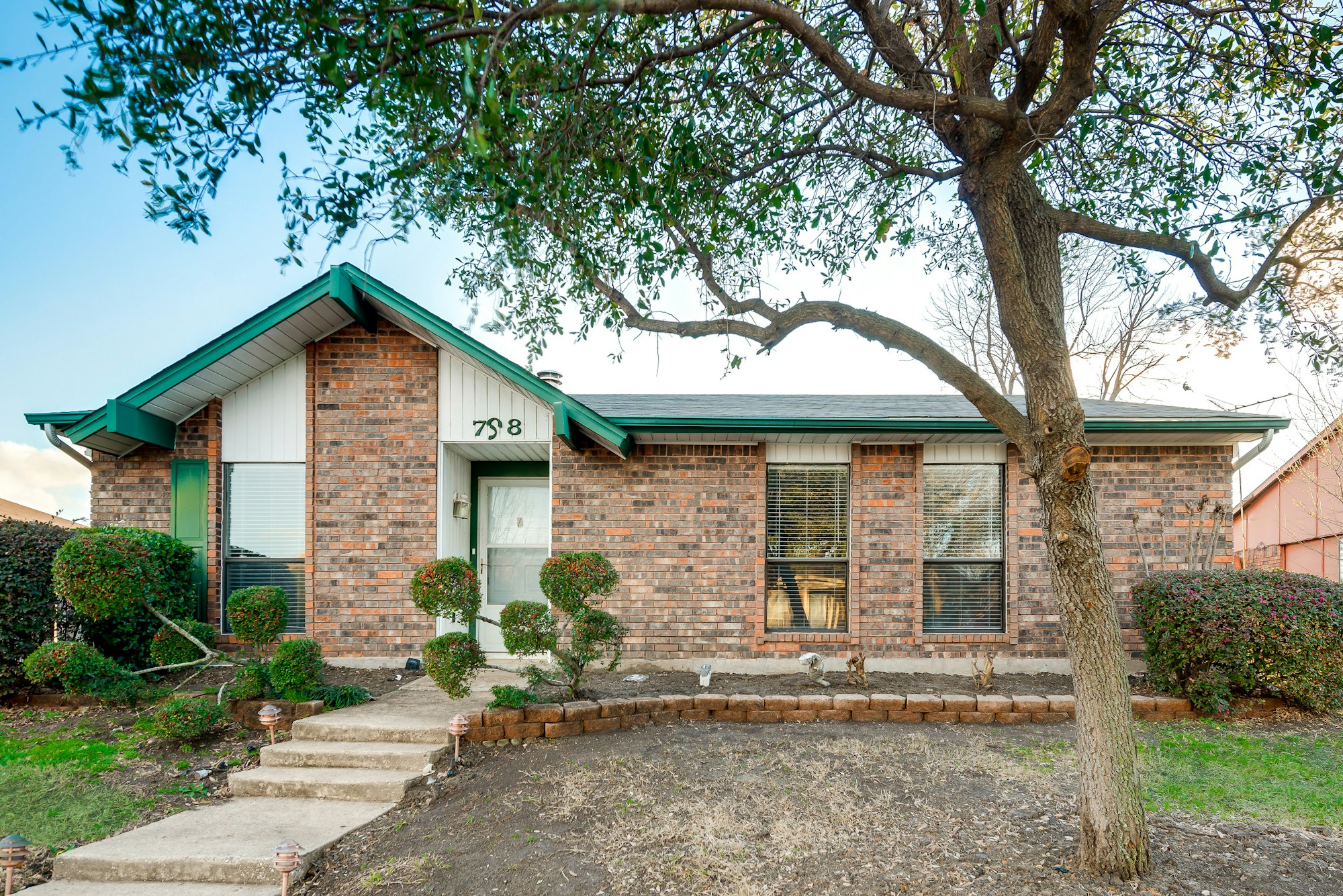 Photo 1 of 28 - 708 Green Canyon Dr, Mesquite, TX 75150