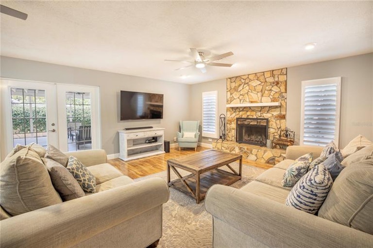 Photo 11 of 47 - 6041 16th Ln NE, Saint Petersburg, FL 33703