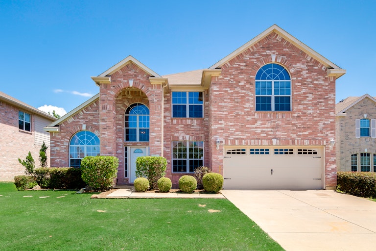 Photo 1 of 35 - 2208 Windcastle Dr, Mansfield, TX 76063