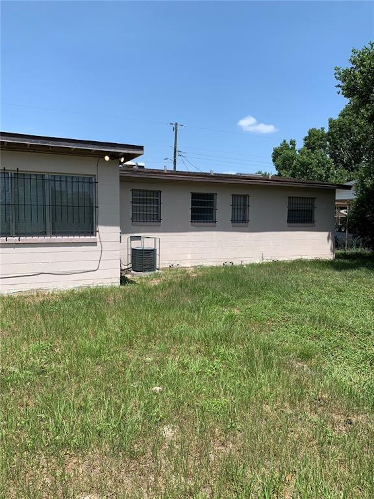 Photo 25 of 33 - 4107 Robbins Ave, Orlando, FL 32808