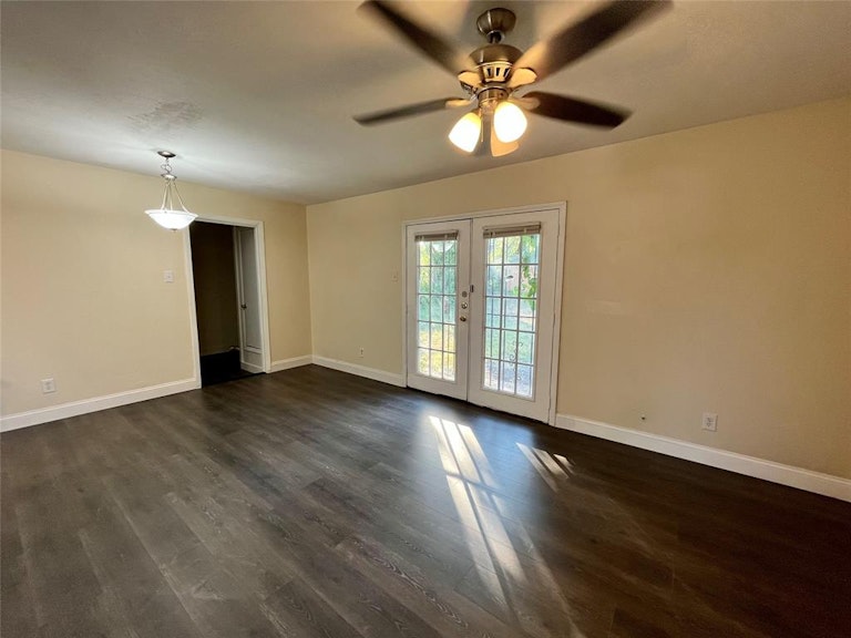 Photo 12 of 21 - 4031 Ivy Ridge St, Dallas, TX 75241
