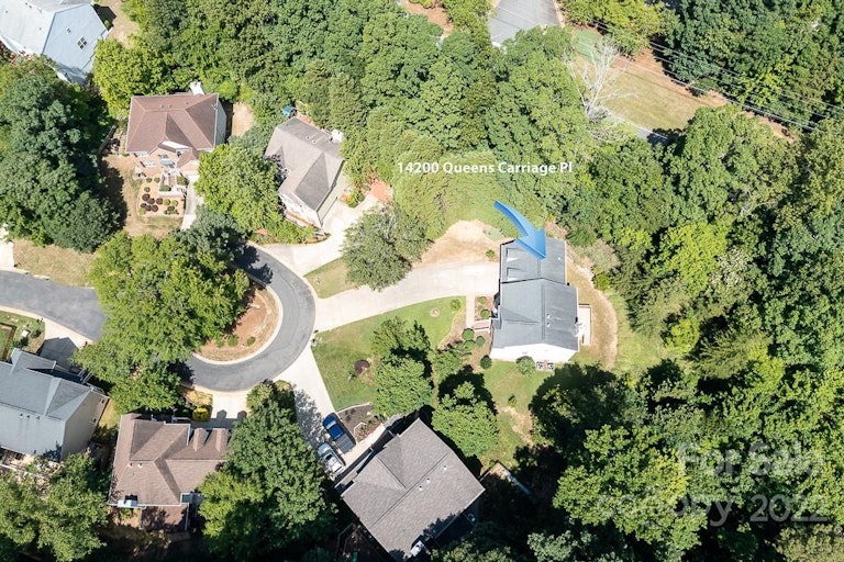Photo 4 of 37 - 14200 Queens Carriage Pl, Charlotte, NC 28278