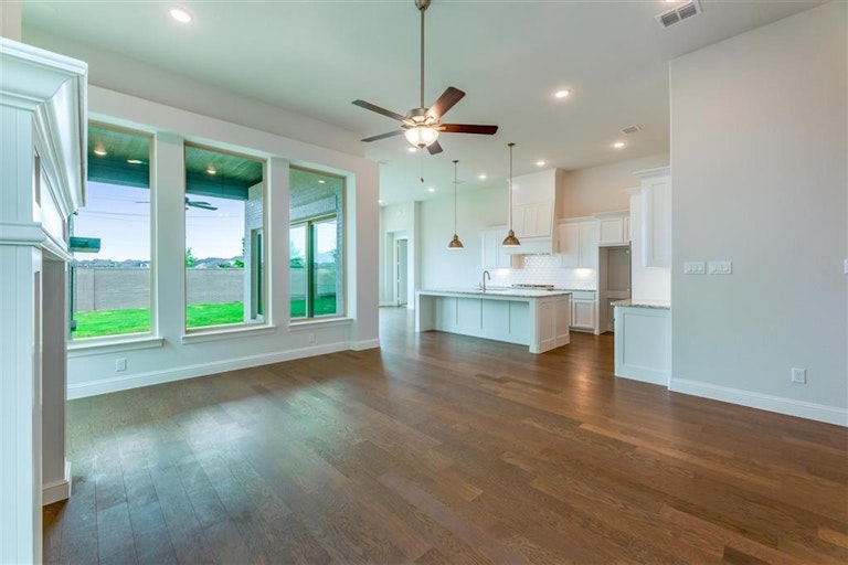 Photo 15 of 38 - 9442 Rockmount Dr, Dallas, TX 75243