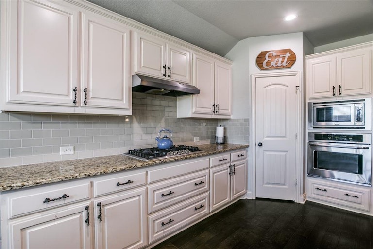 Photo 9 of 30 - 2700 Chimney Rock Rd, Burleson, TX 76028