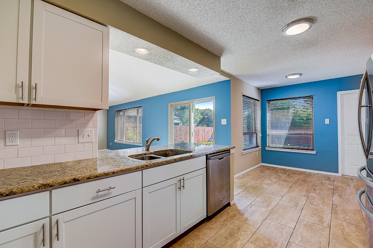 Photo 13 of 29 - 669 Thompson Dr, Coppell, TX 75019