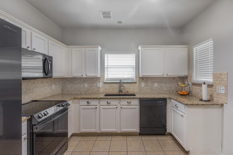 Photo 8 of 36 - 2854 Gospel Dr, Dallas, TX 75237