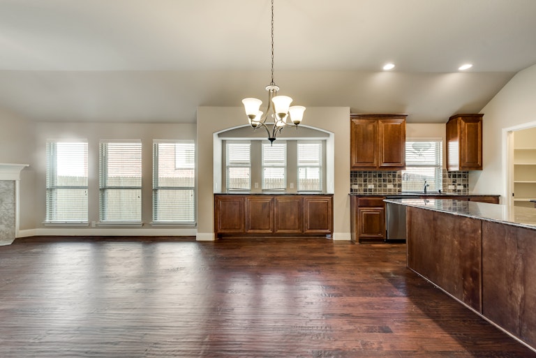 Photo 4 of 37 - 1129 Longhorn Dr, Aubrey, TX 76227