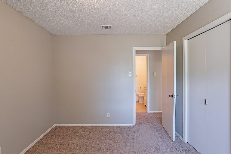 Photo 13 of 18 - 4927 Brandeis St, San Antonio, TX 78249
