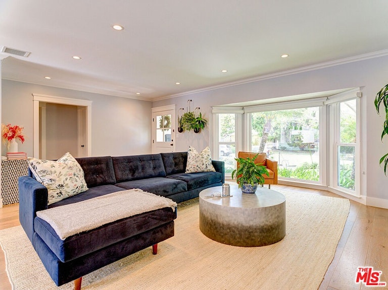 Photo 4 of 26 - 7404 Kentwood Ave, Los Angeles, CA 90045