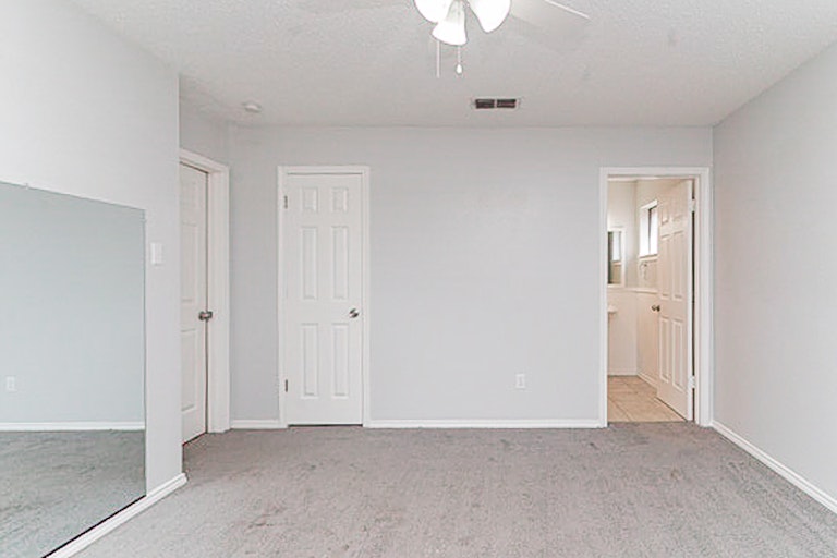 Photo 12 of 25 - 2811 Ashbury Dr, Arlington, TX 76015