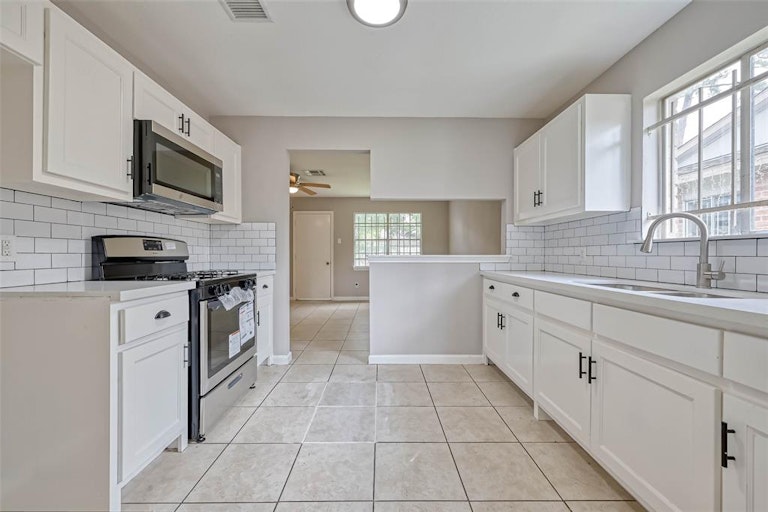 Photo 15 of 32 - 8638 Valley Flag Dr, Houston, TX 77078