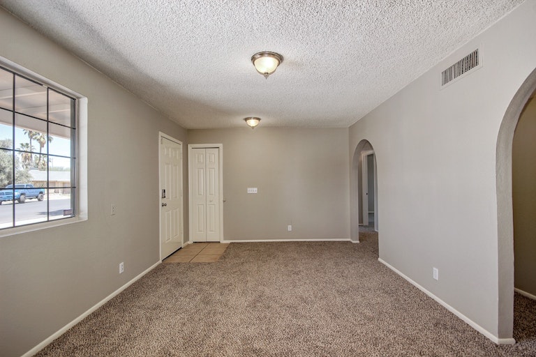 Photo 4 of 25 - 1133 E Glade Cir, Mesa, AZ 85204