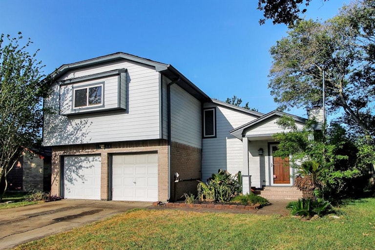 Photo 1 of 21 - 1031 E Brompton Dr, Pearland, TX 77584