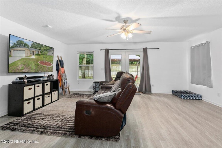 Photo 3 of 17 - 4507 Glendas Meadow Dr, Jacksonville, FL 32210