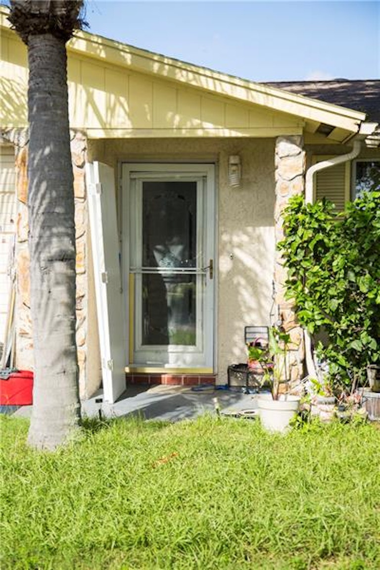 Photo 2 of 11 - 2245 Chatlin Rd, Holiday, FL 34691