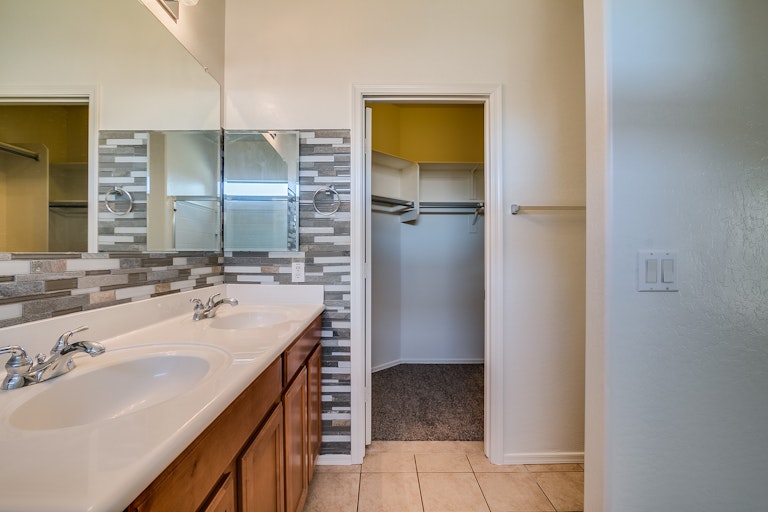 Photo 14 of 27 - 472 E Saddle Way, San Tan Valley, AZ 85143