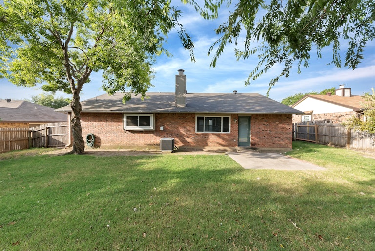 Photo 5 of 26 - 10228 Powder Horn Rd, Fort Worth, TX 76108