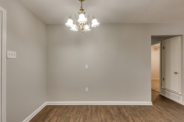 Photo 12 of 23 - 2218 Darrell Ct, Irving, TX 75060