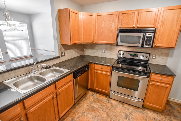 Photo 2 of 36 - 3954 Fernando Dr, Euless, TX 76040