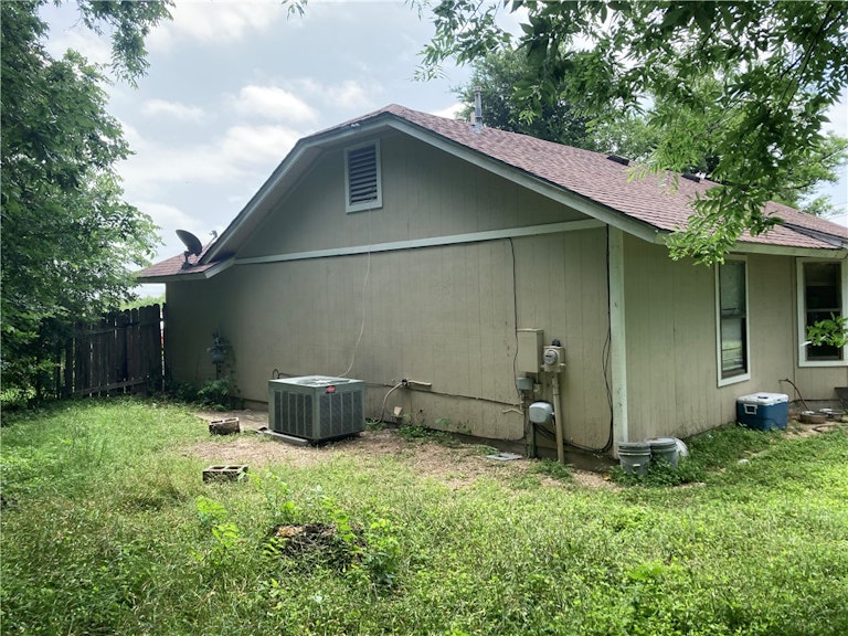 Photo 5 of 14 - 7001 Kildare Cv, Austin, TX 78724
