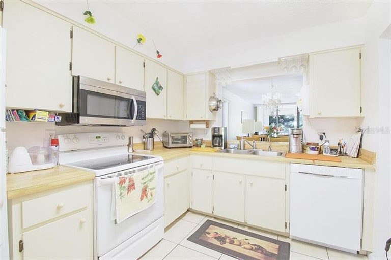 Photo 4 of 25 - 1800 Mariner Dr #11, Tarpon Springs, FL 34689
