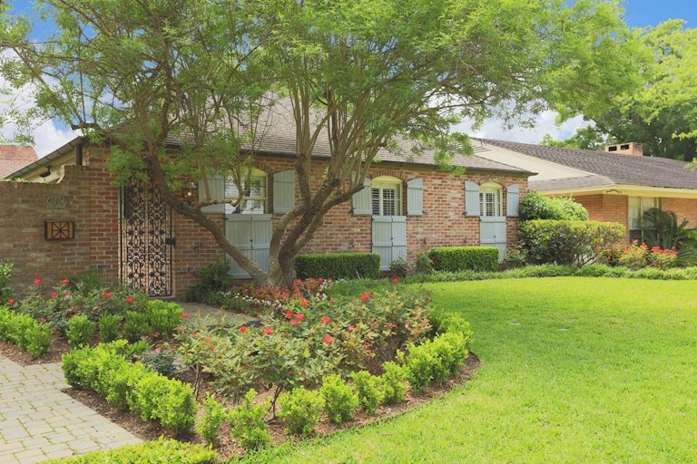 Photo 4 of 47 - 6131 Briar Rose Dr, Houston, TX 77057