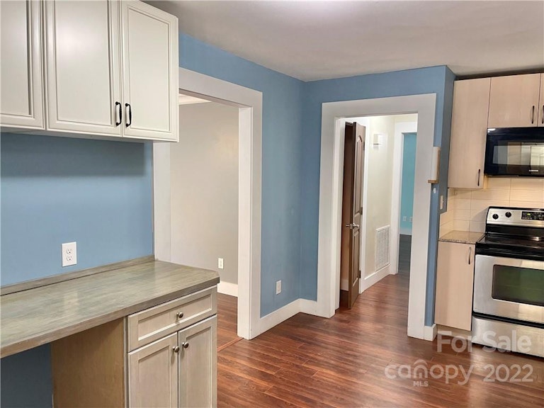 Photo 5 of 37 - 14108 Mill House Dr, Matthews, NC 28105