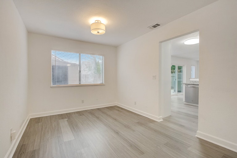 Photo 5 of 35 - 4052 Tawny Meadow Way, Antelope, CA 95843