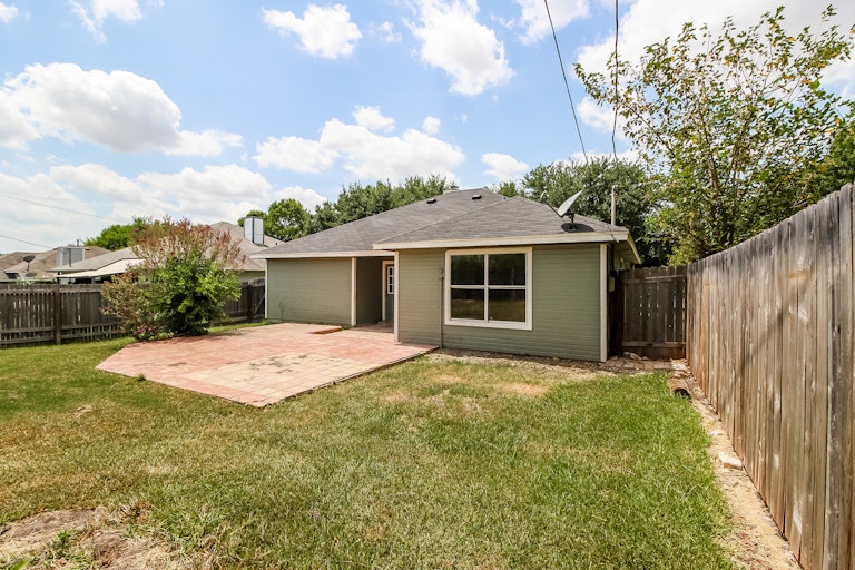 Photo 25 of 25 - 1902 Holly Springs Dr, Taylor, TX 76574