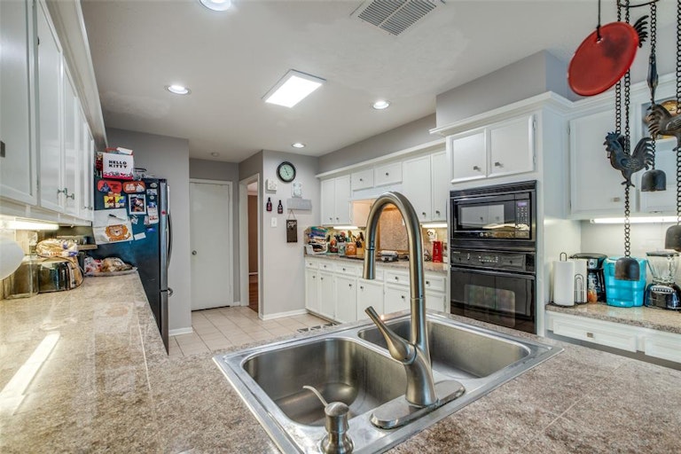 Photo 16 of 36 - 18303 Running Vine Ln, Spring, TX 77379